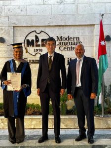 حفل تخريج طلاب اختبار اللغة اليابانية JLPT في مركز اللغات الحديث