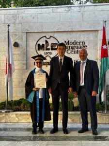 حفل تخريج طلاب اختبار اللغة اليابانية JLPT في مركز اللغات الحديث