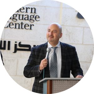 مدير مركز اللغات اللحديث فارس عوض