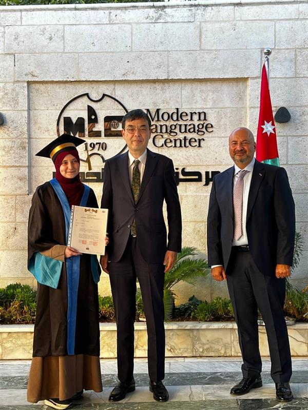 حفل تخريج طلاب اختبار اللغة اليابانية JLPT في مركز اللغات الحديث